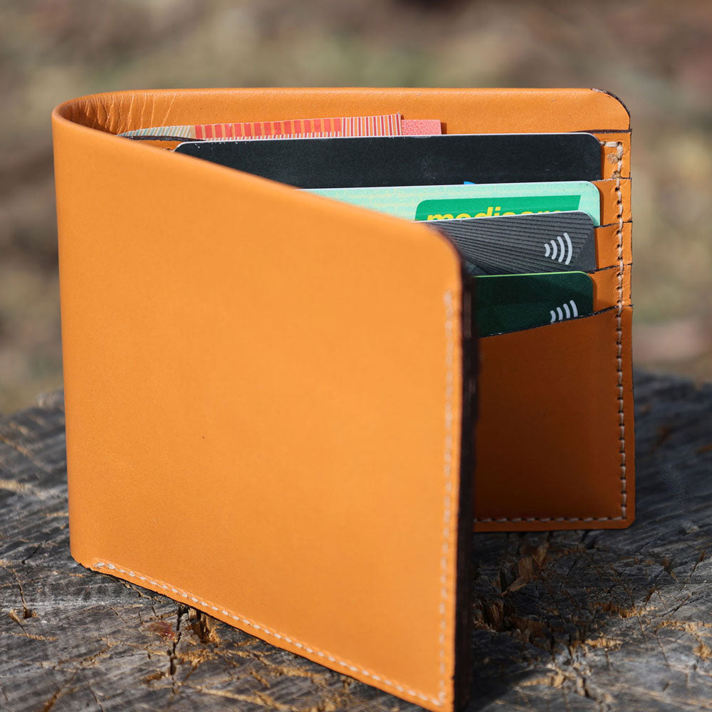 Classic Bifold Leather Wallet with Cards - Cognac